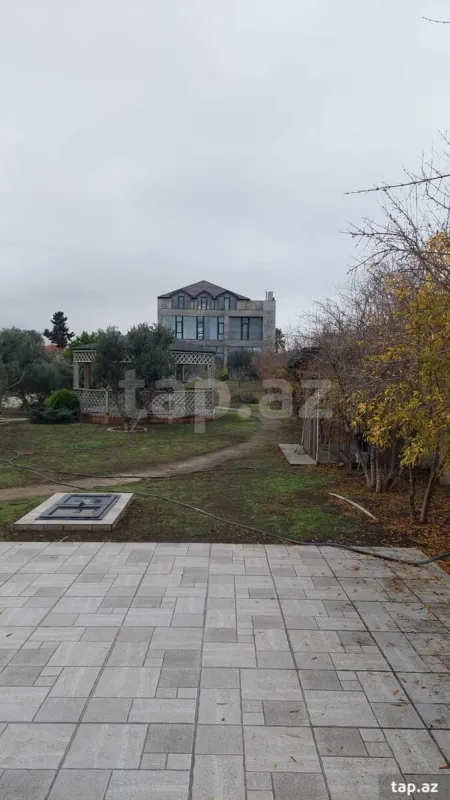 Satılır 8 otaqlı həyət evi 528 m²