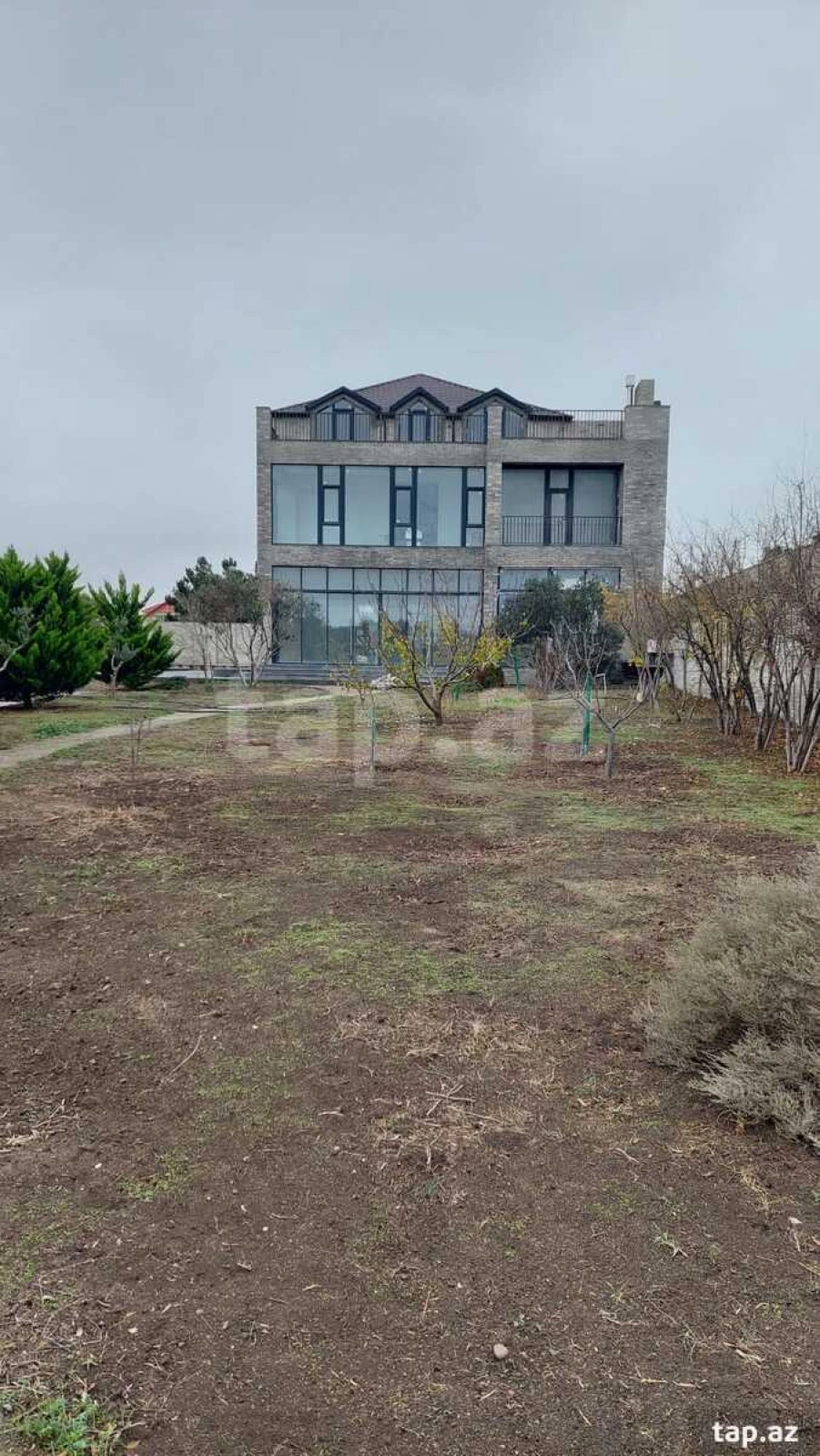 Satılır 8 otaqlı həyət evi 528 m²