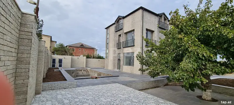 Satılır 8 otaqlı həyət evi 528 m²