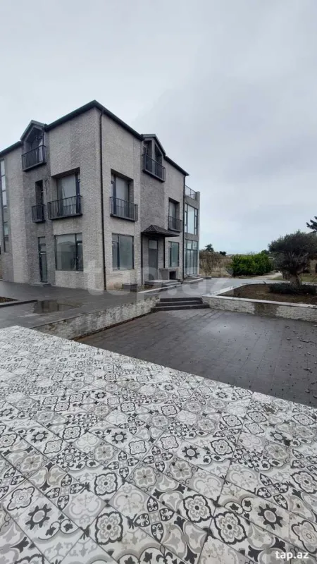 Satılır 8 otaqlı həyət evi 528 m²