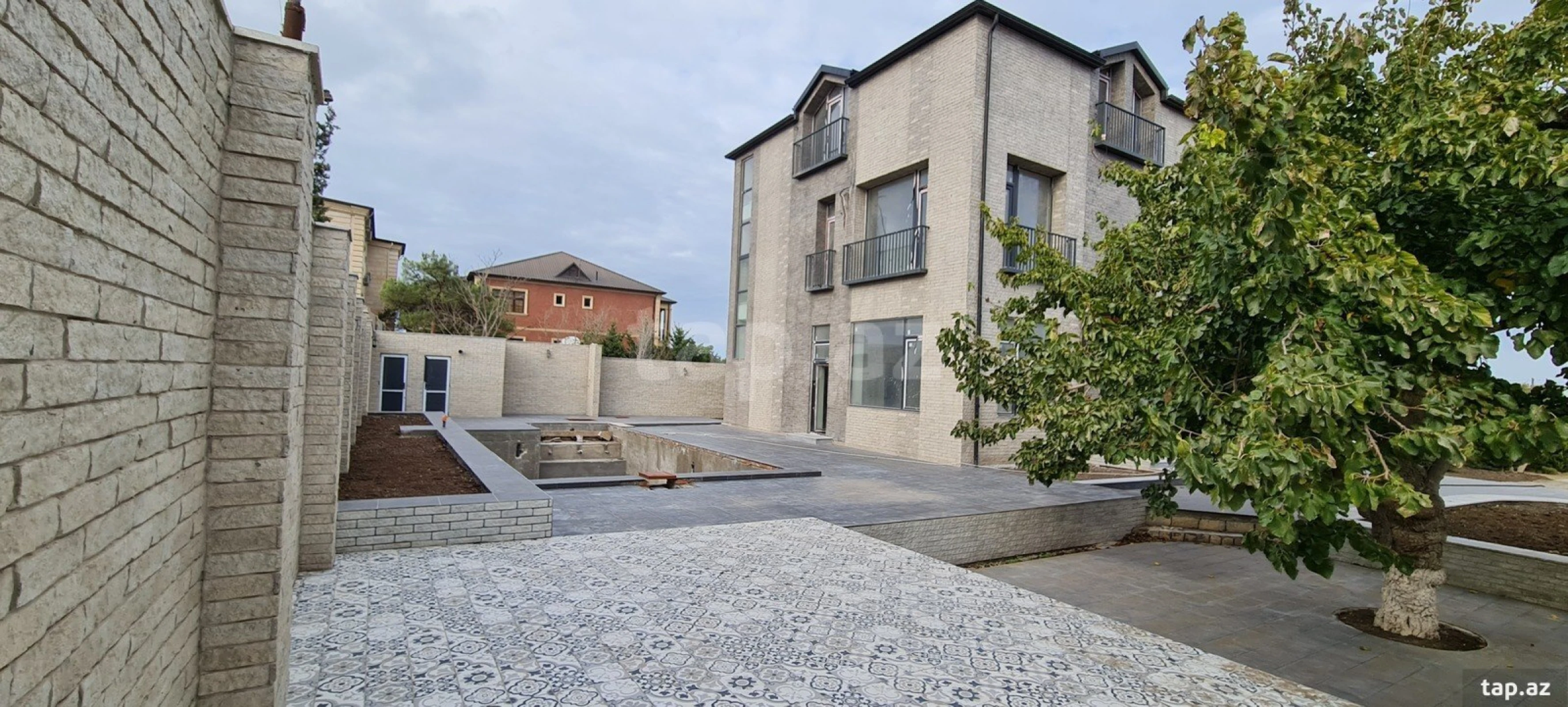 Satılır 8 otaqlı həyət evi 528 m²