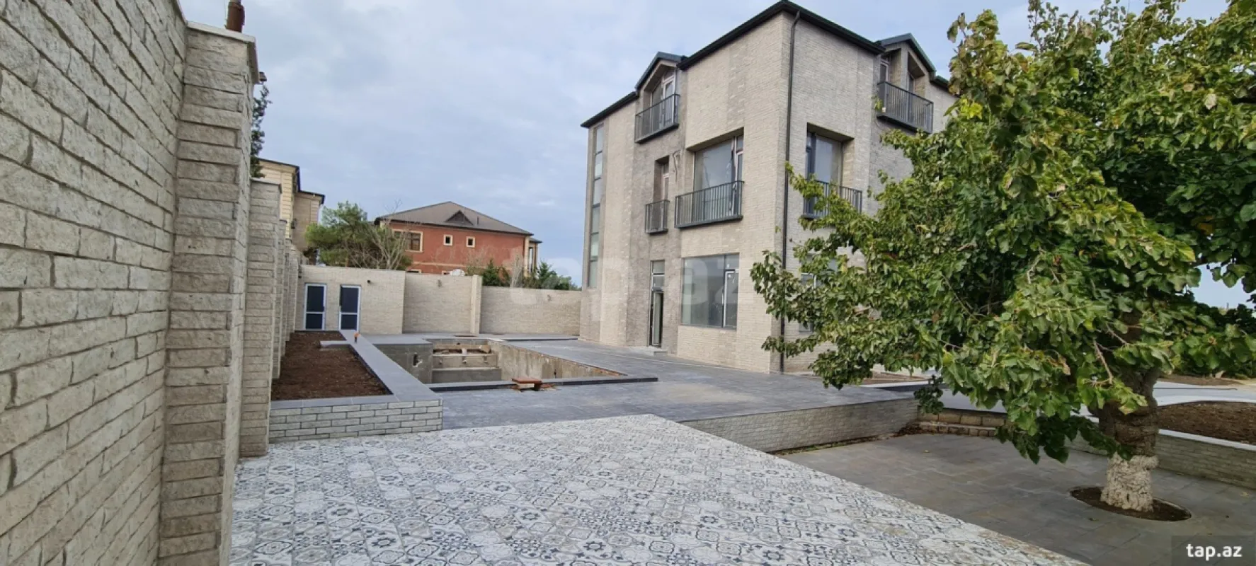 Satılır 8 otaqlı həyət evi 528 m²