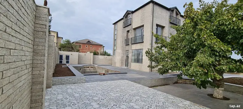 Satılır 8 otaqlı həyət evi 528 m²