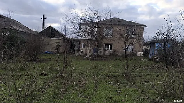 Satılır 8 otaqlı həyət evi