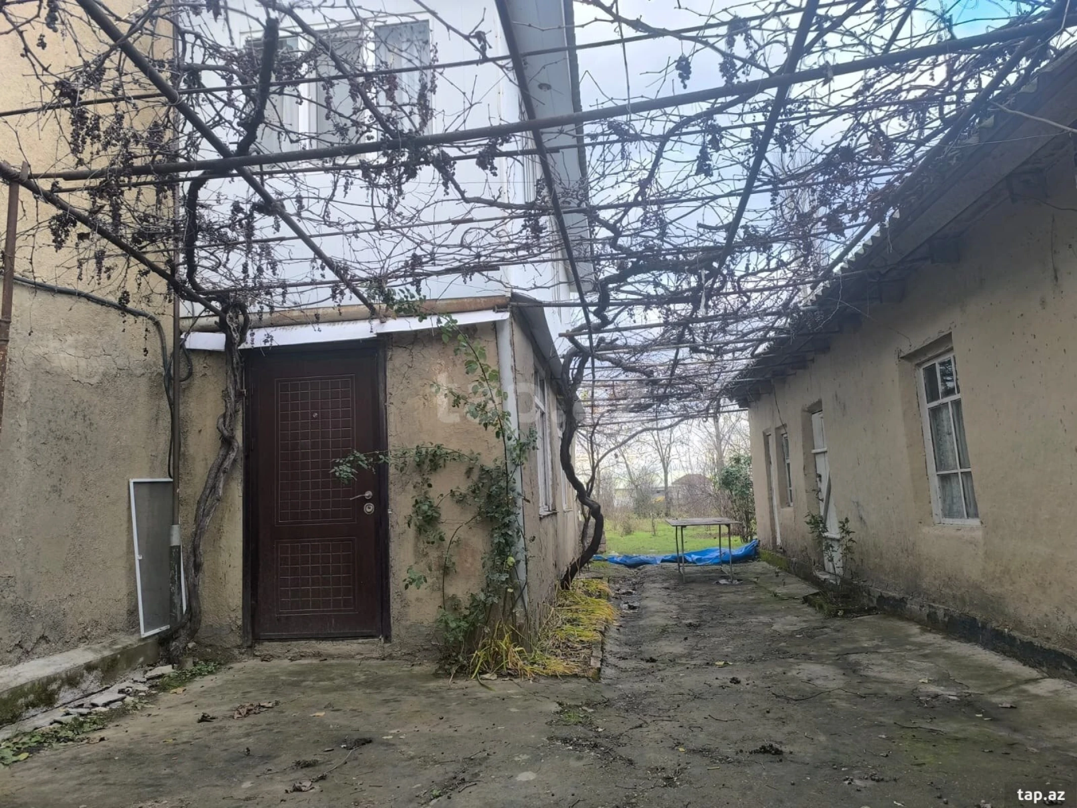 Satılır 8 otaqlı həyət evi