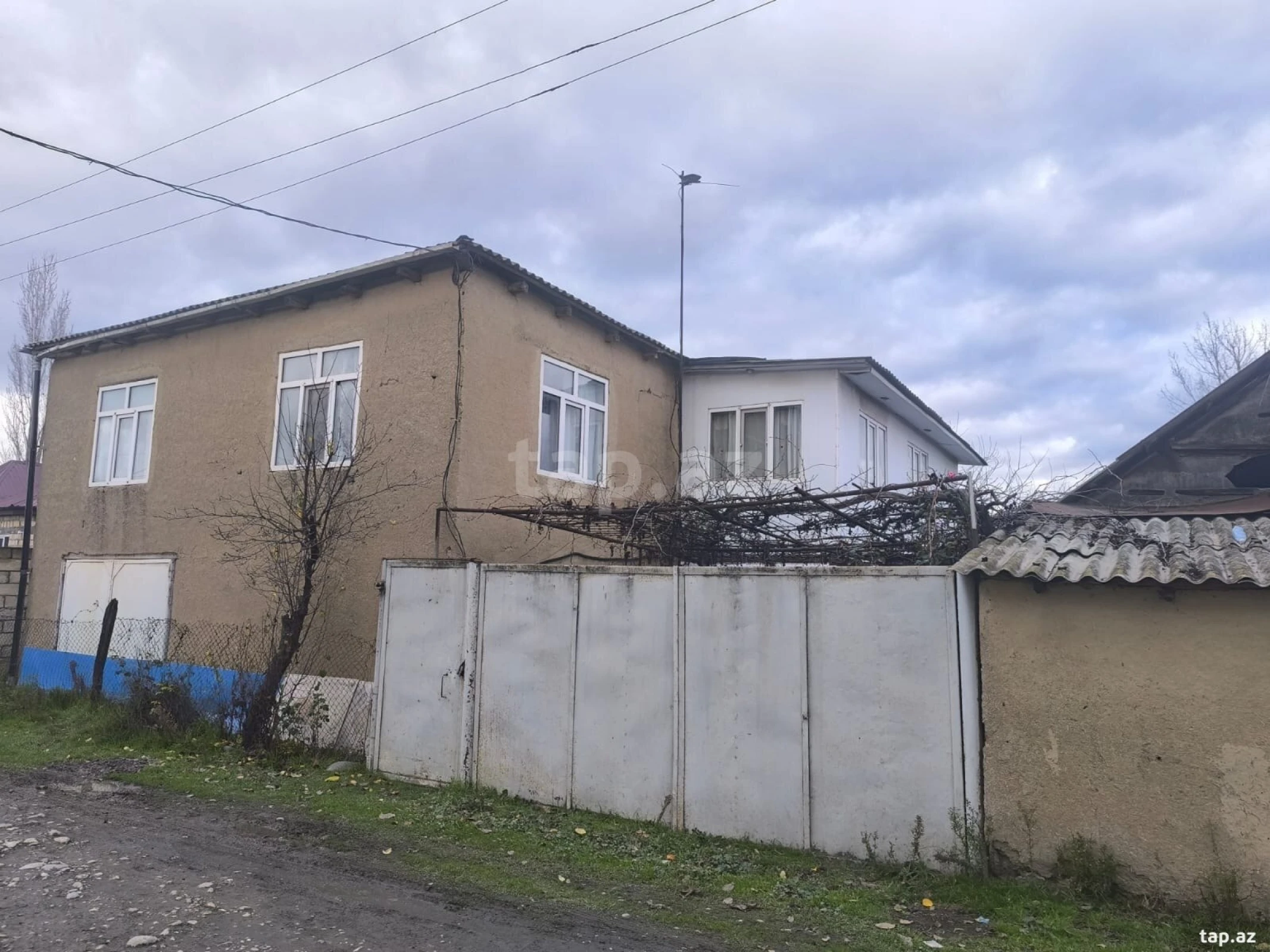 Satılır 8 otaqlı həyət evi