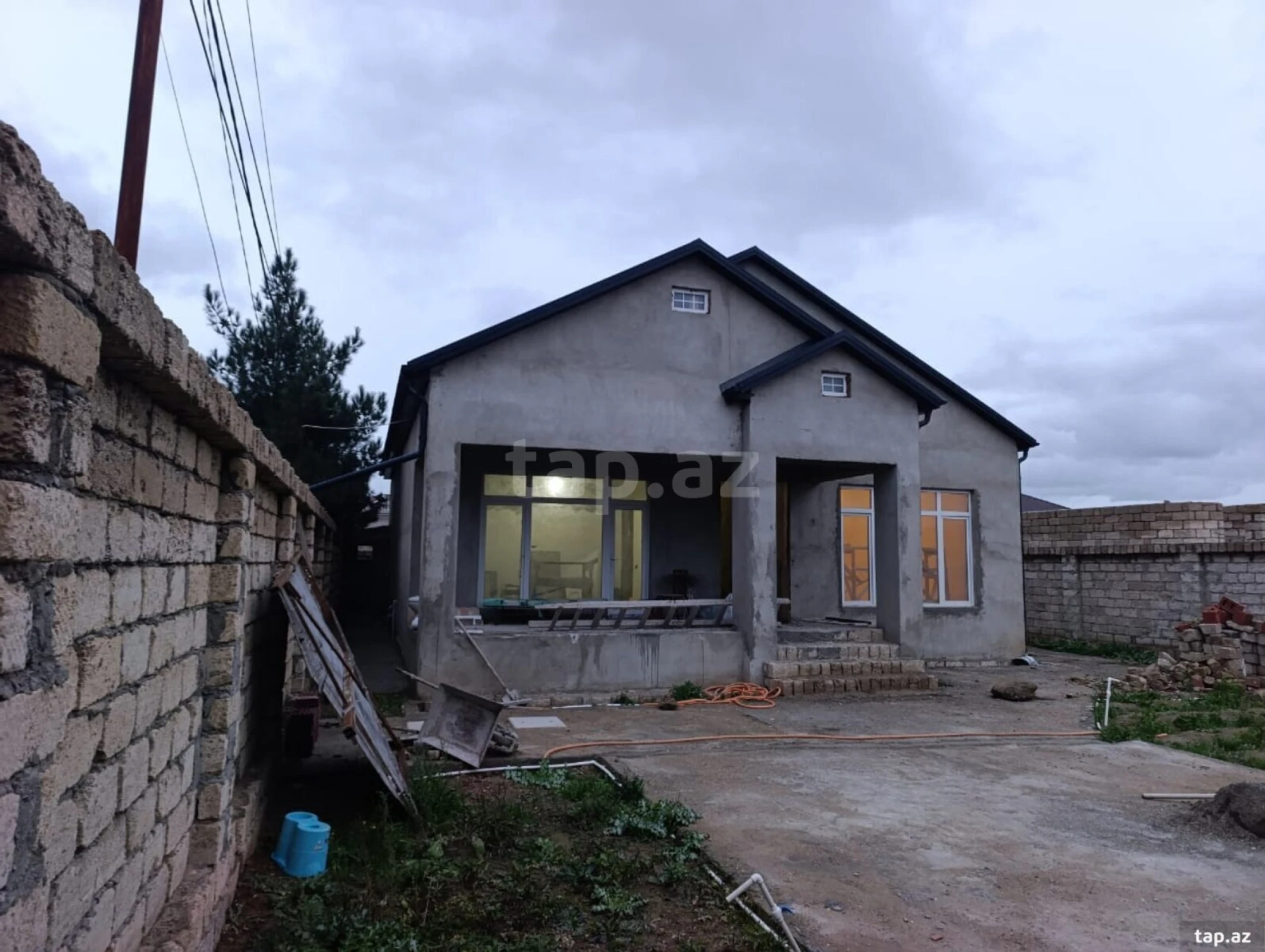 Satılır 4 otaqlı həyət evi