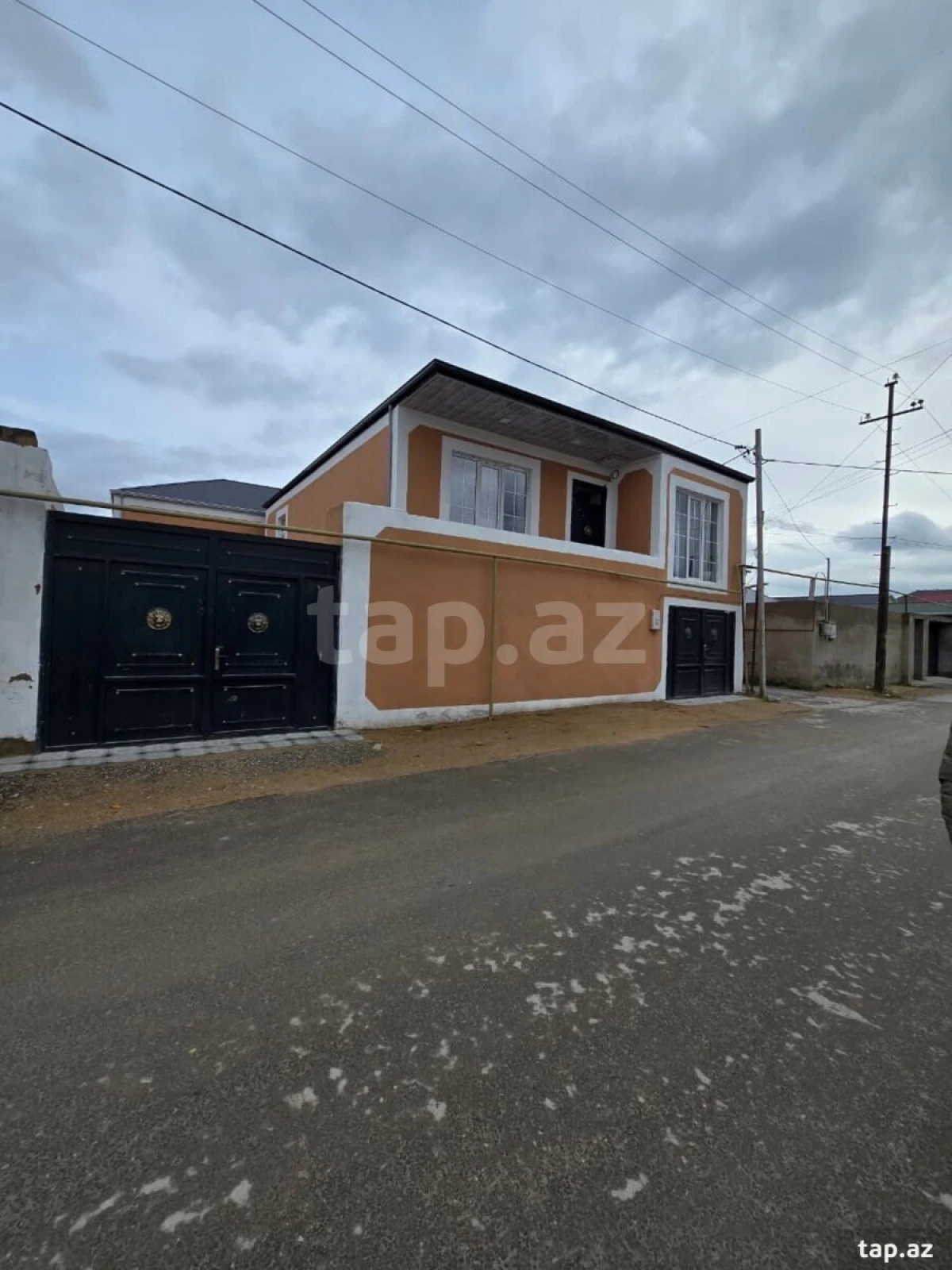 Satılır 6 otaqlı həyət evi