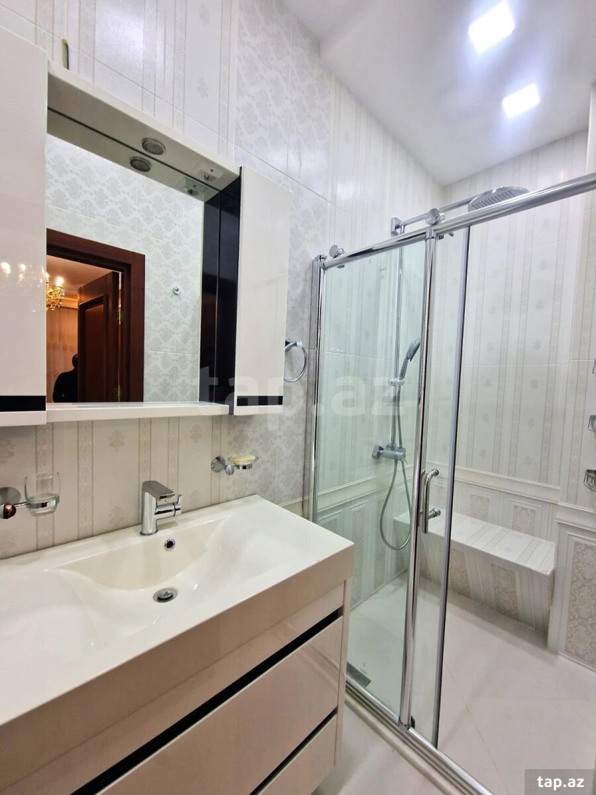 Kirayə verilir 3 otaqlı yeni tikili 160 m²