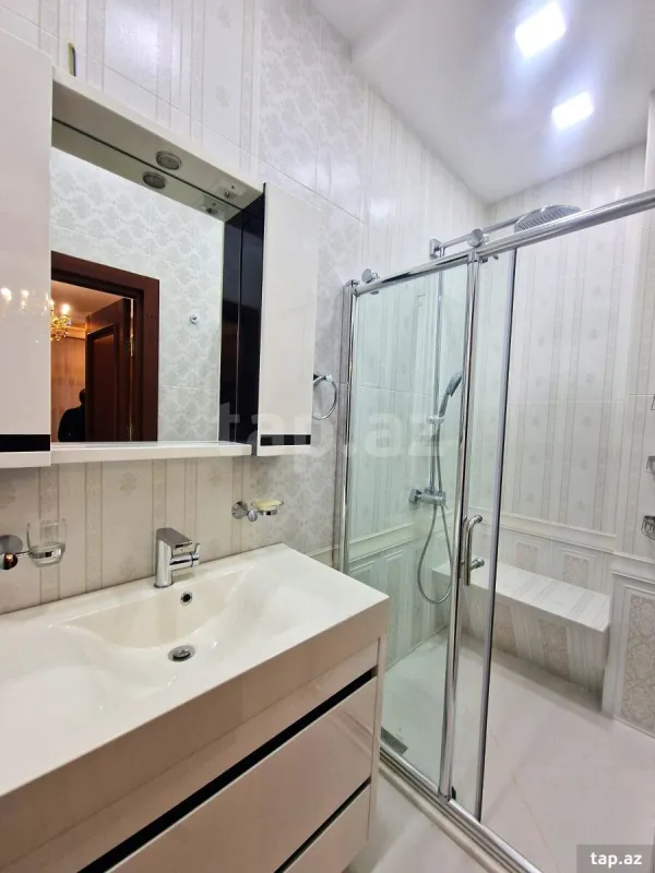 Kirayə verilir 3 otaqlı yeni tikili 160 m²