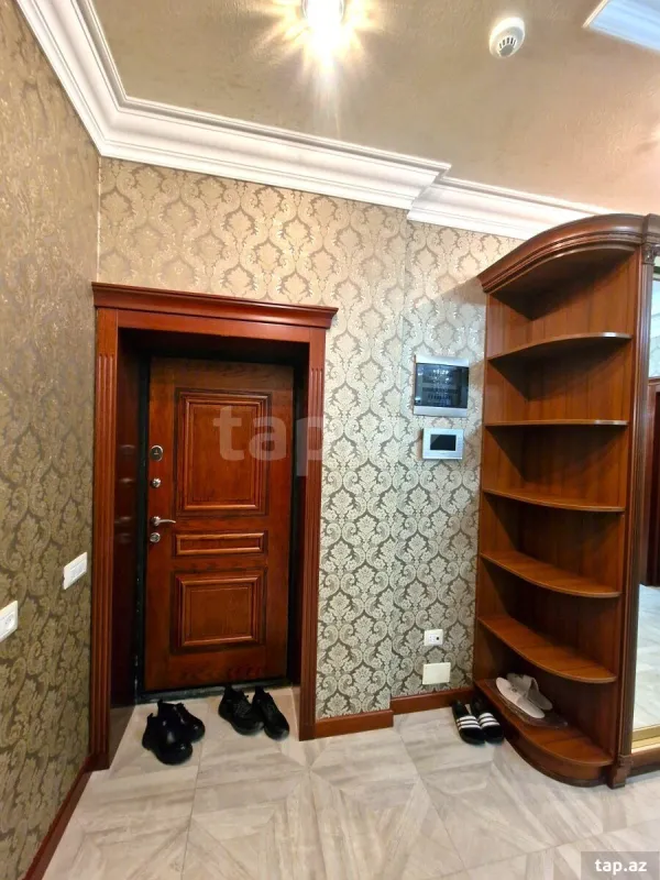 Kirayə verilir 3 otaqlı yeni tikili 160 m²