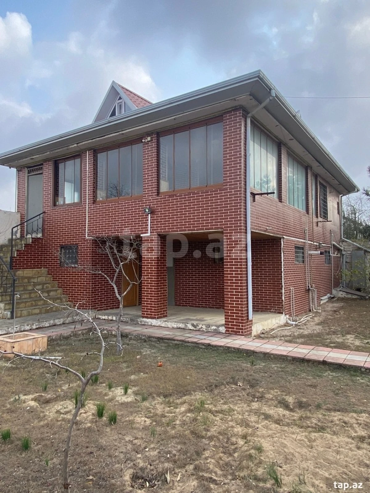 Satılır 14 otaqlı həyət evi