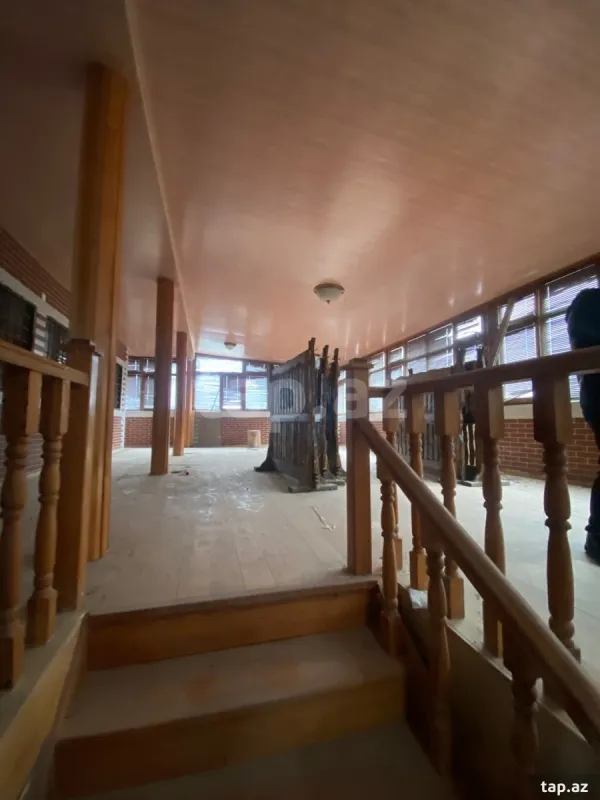 Satılır 14 otaqlı həyət evi