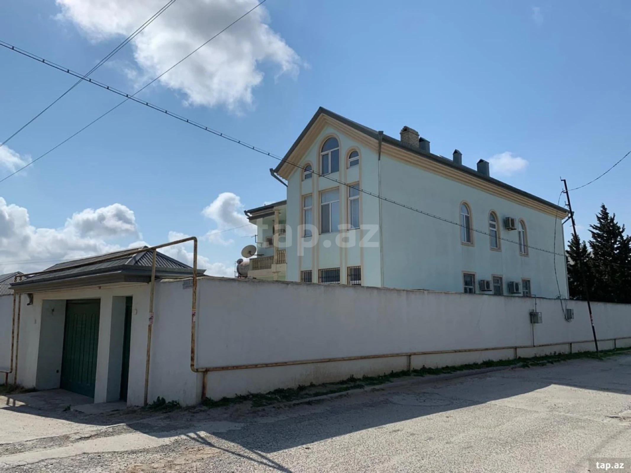 Kirayə verilir 10 otaqlı həyət evi