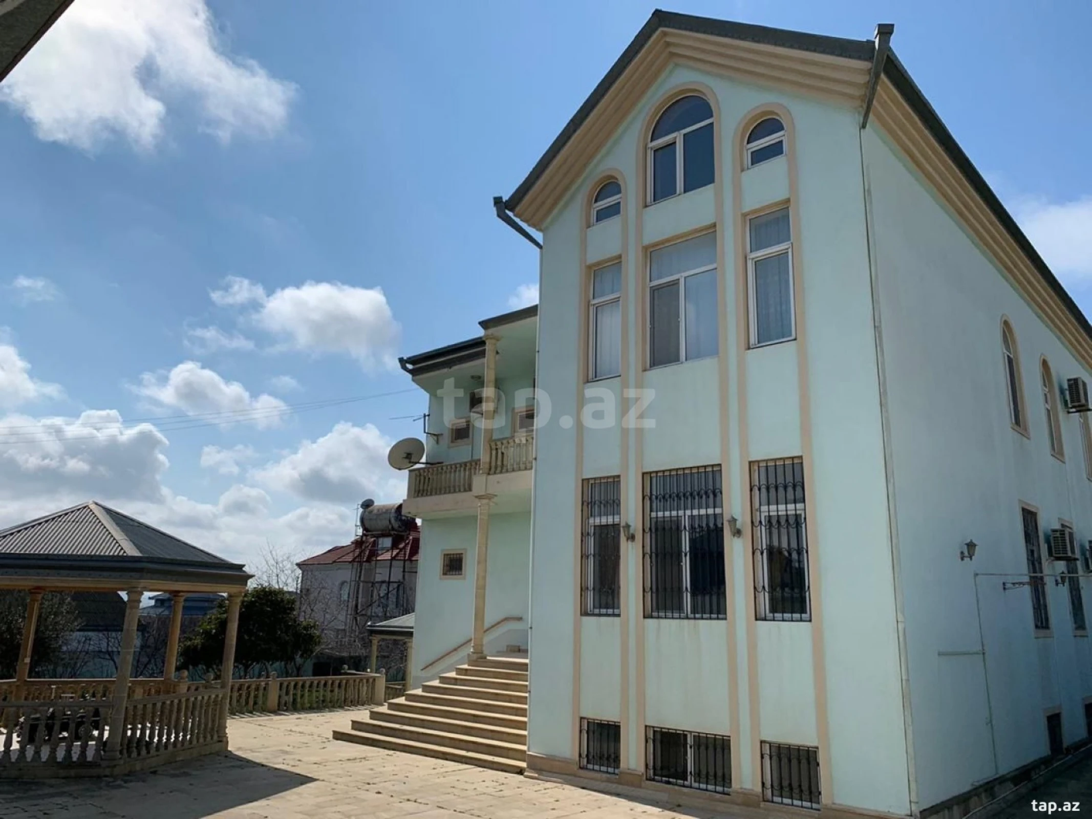 Kirayə verilir 10 otaqlı həyət evi