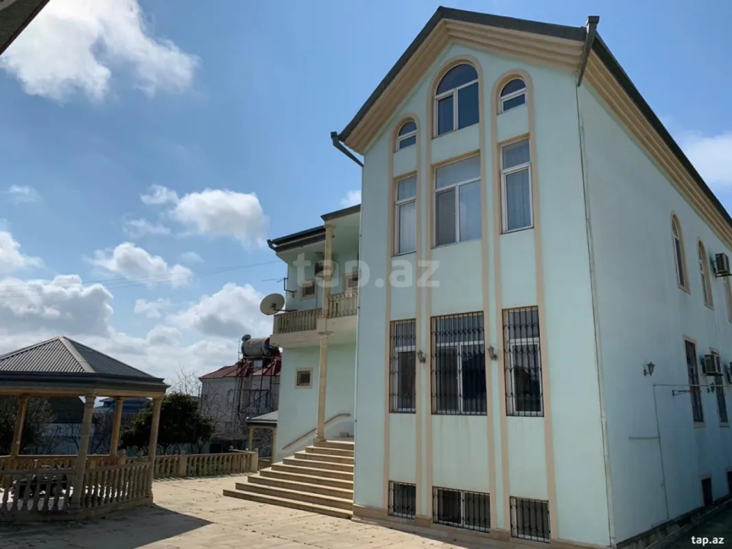 Kirayə verilir 10 otaqlı həyət evi