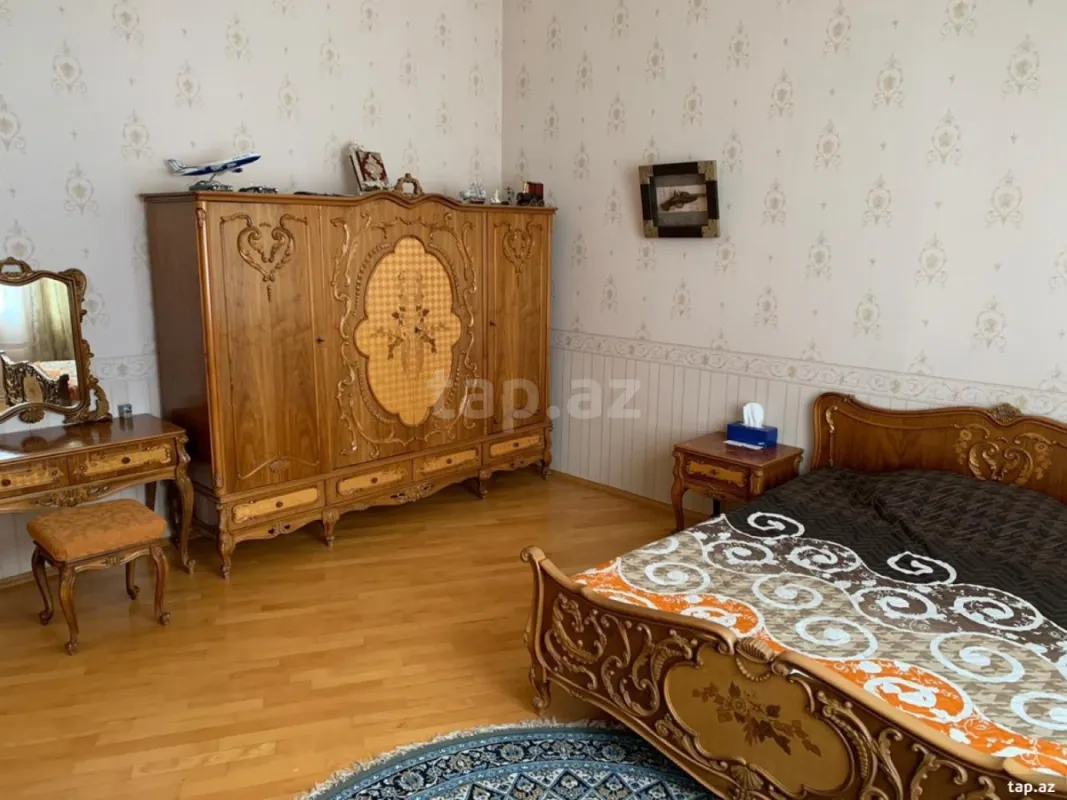 Kirayə verilir 10 otaqlı həyət evi