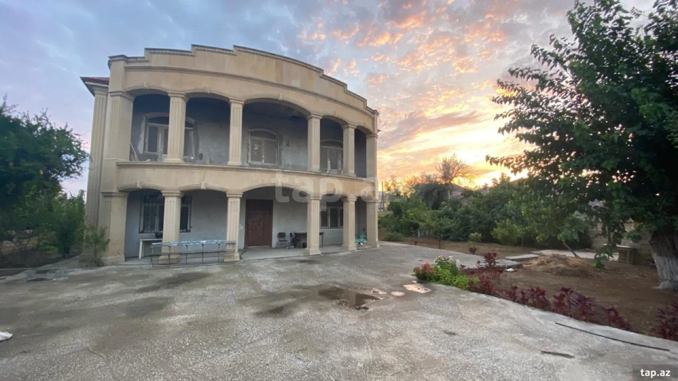 Satılır 7 otaqlı həyət evi