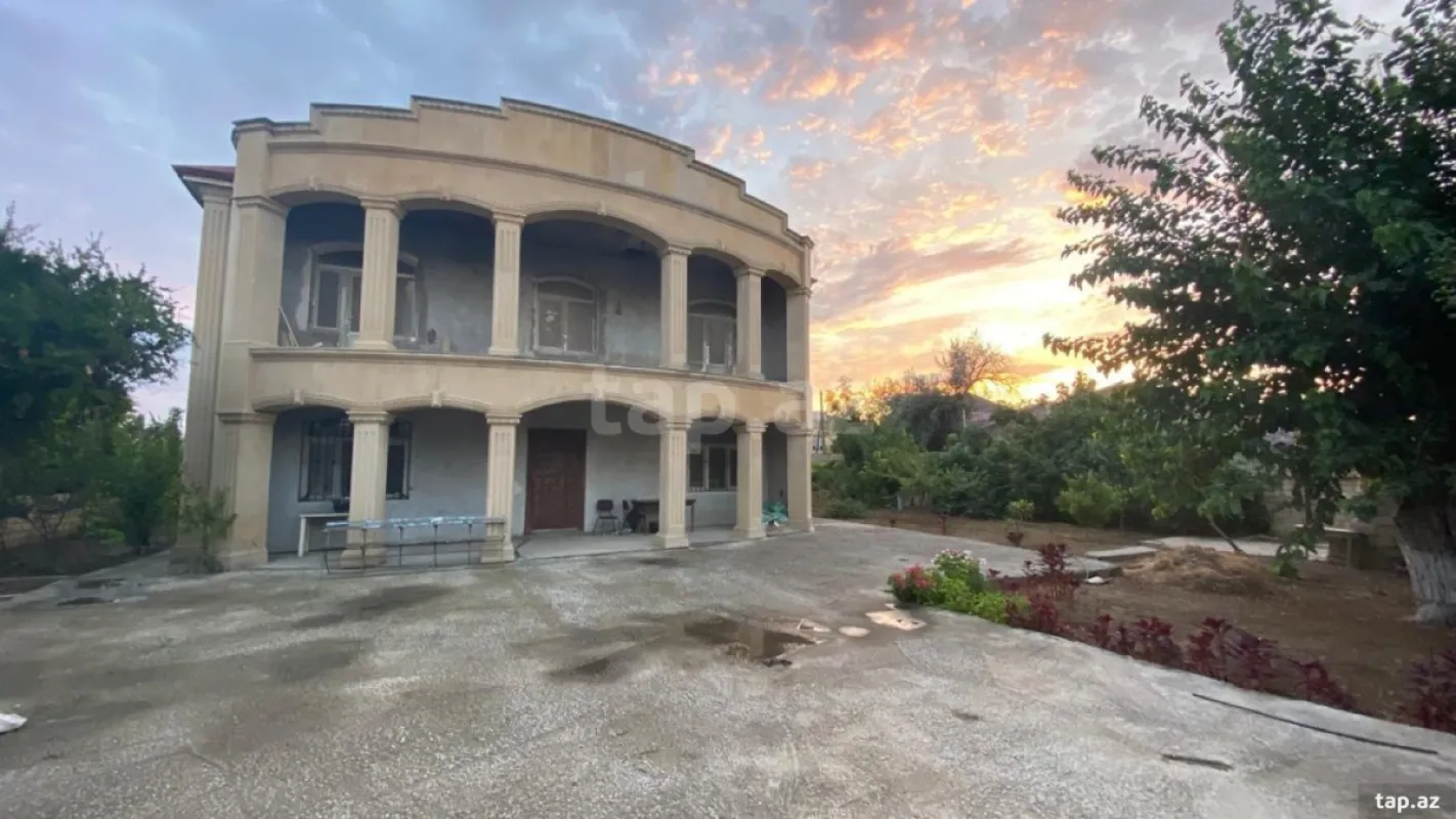 Satılır 7 otaqlı həyət evi