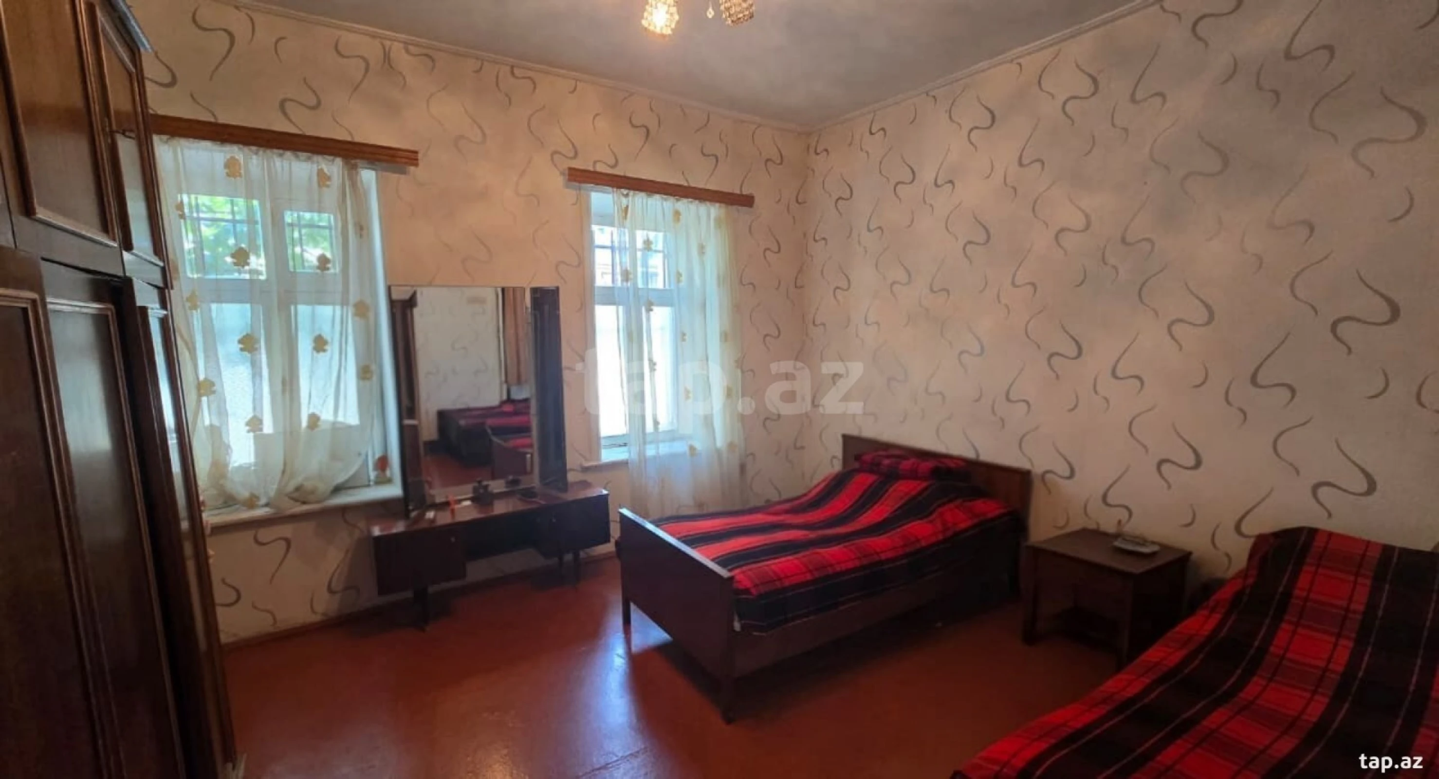 Satılır 8 otaqlı həyət evi