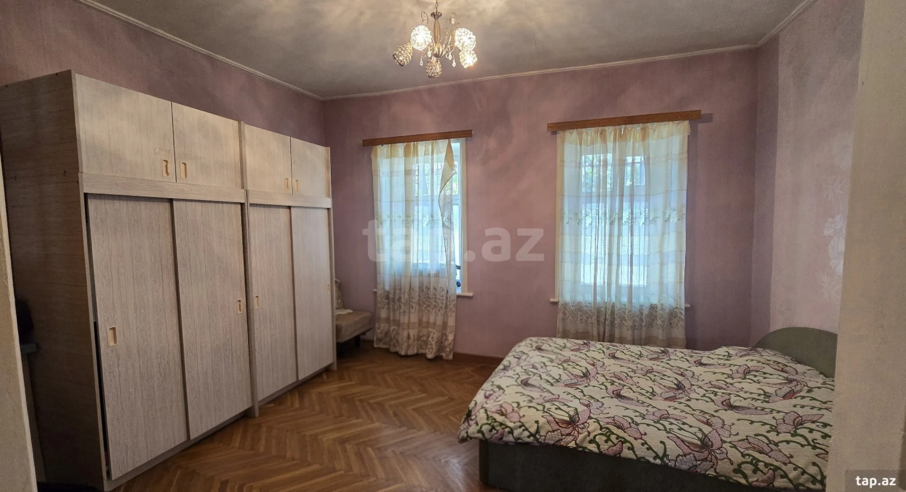 Satılır 8 otaqlı həyət evi