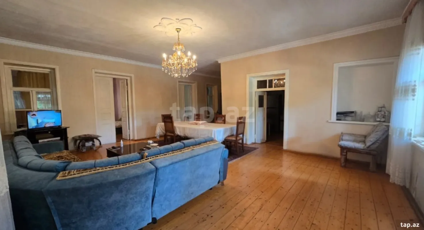 Satılır 8 otaqlı həyət evi