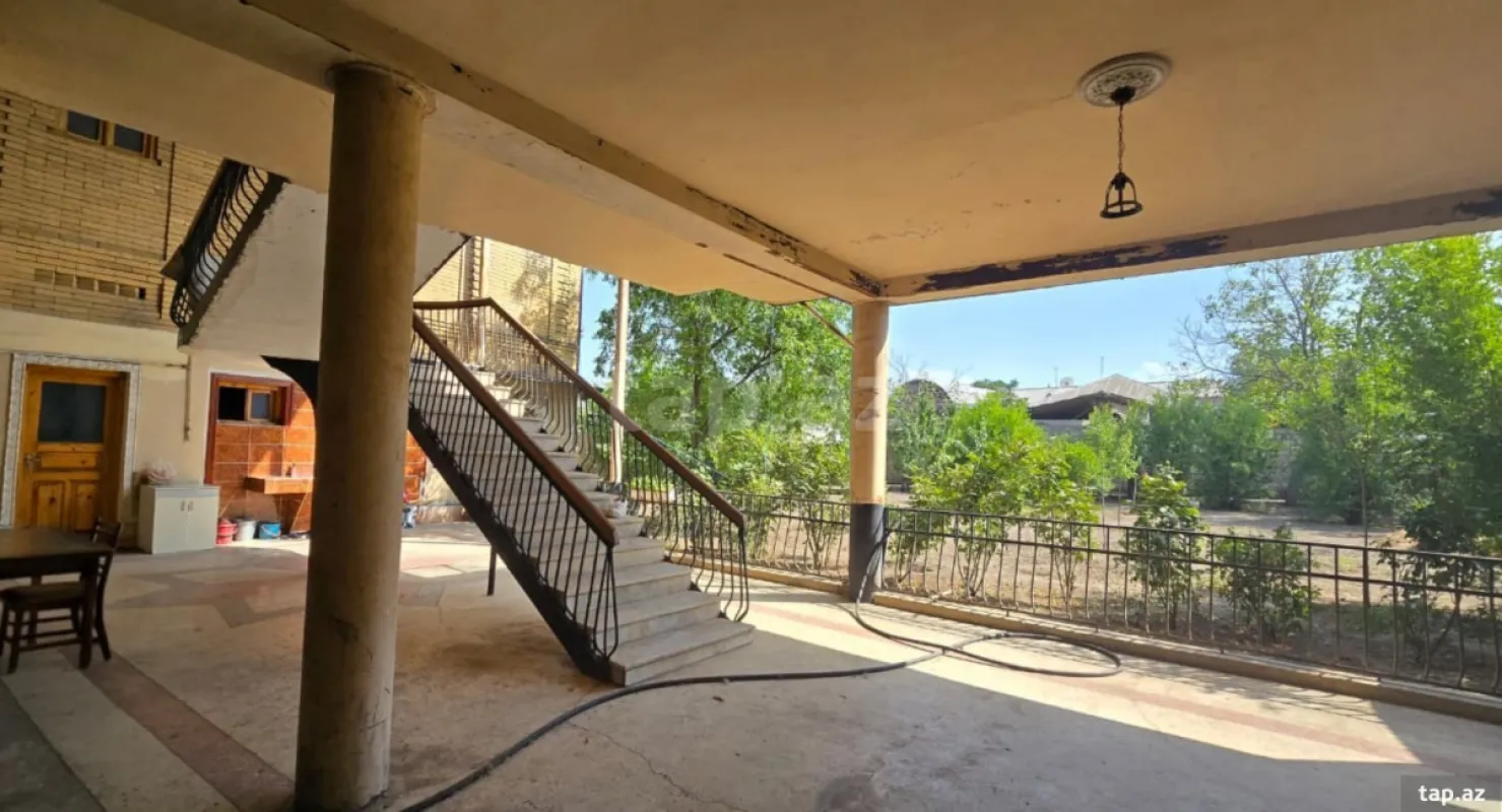 Satılır 8 otaqlı həyət evi
