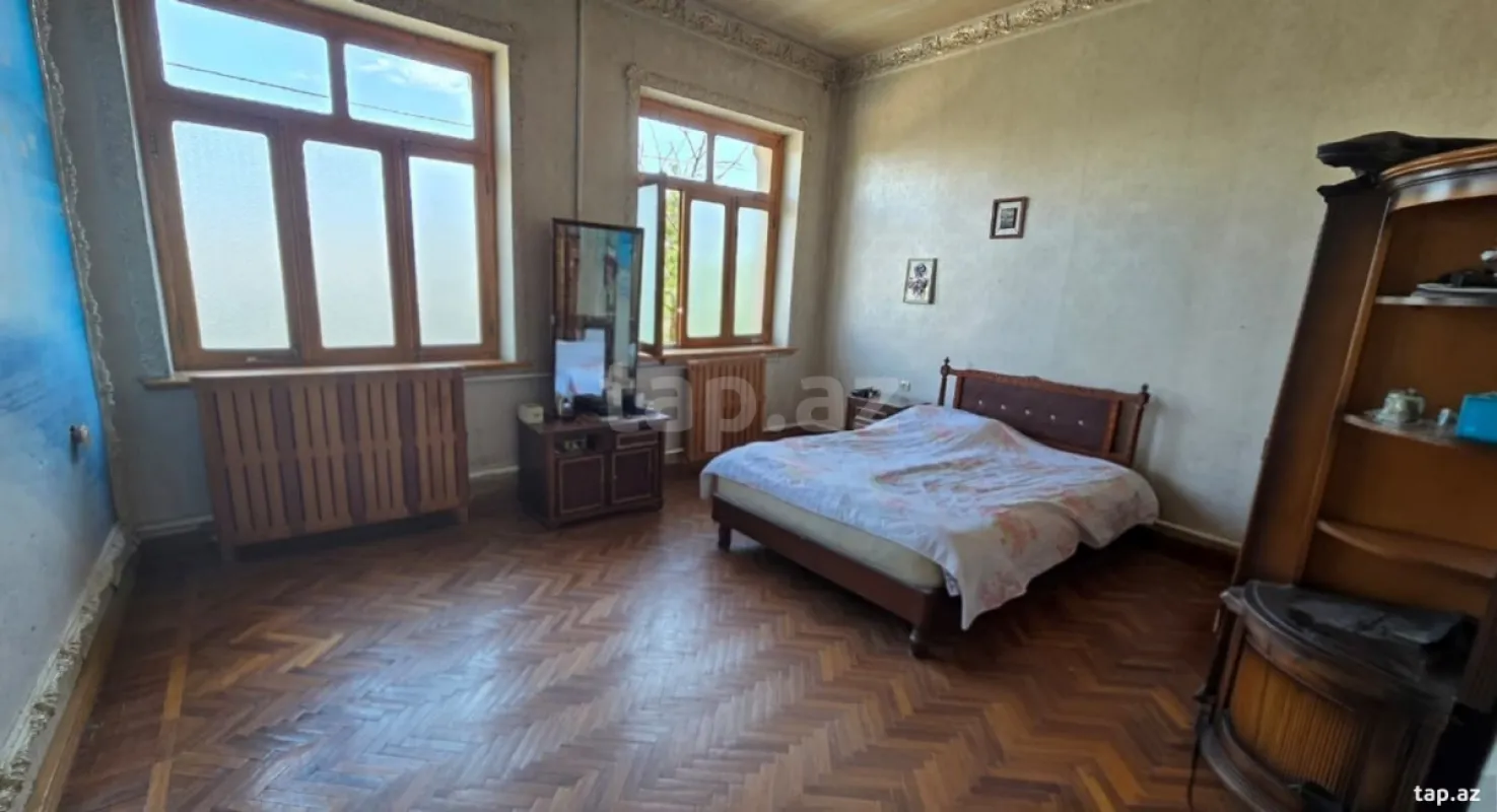 Satılır 8 otaqlı həyət evi