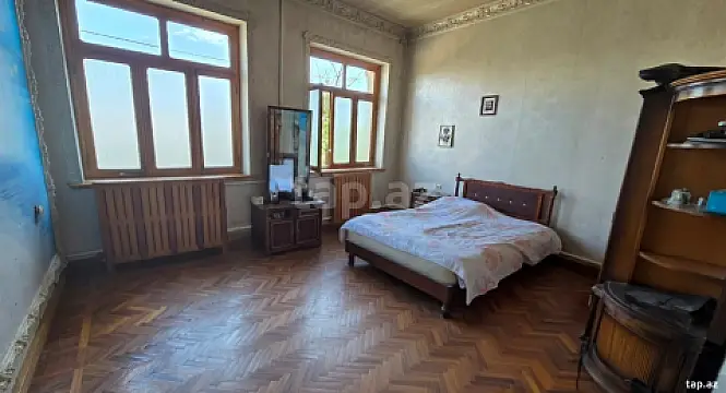 Satılır 8 otaqlı həyət evi