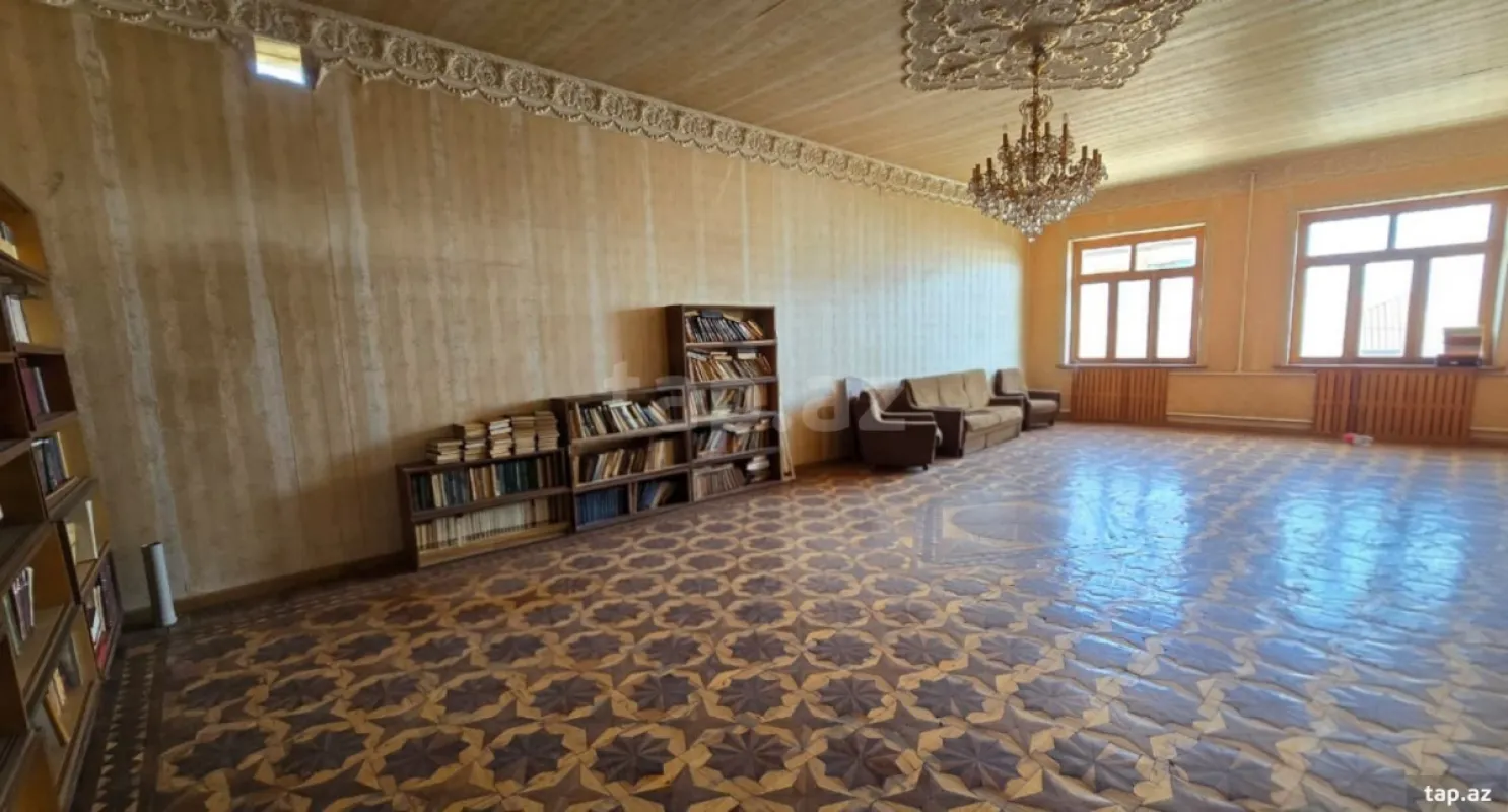 Satılır 8 otaqlı həyət evi