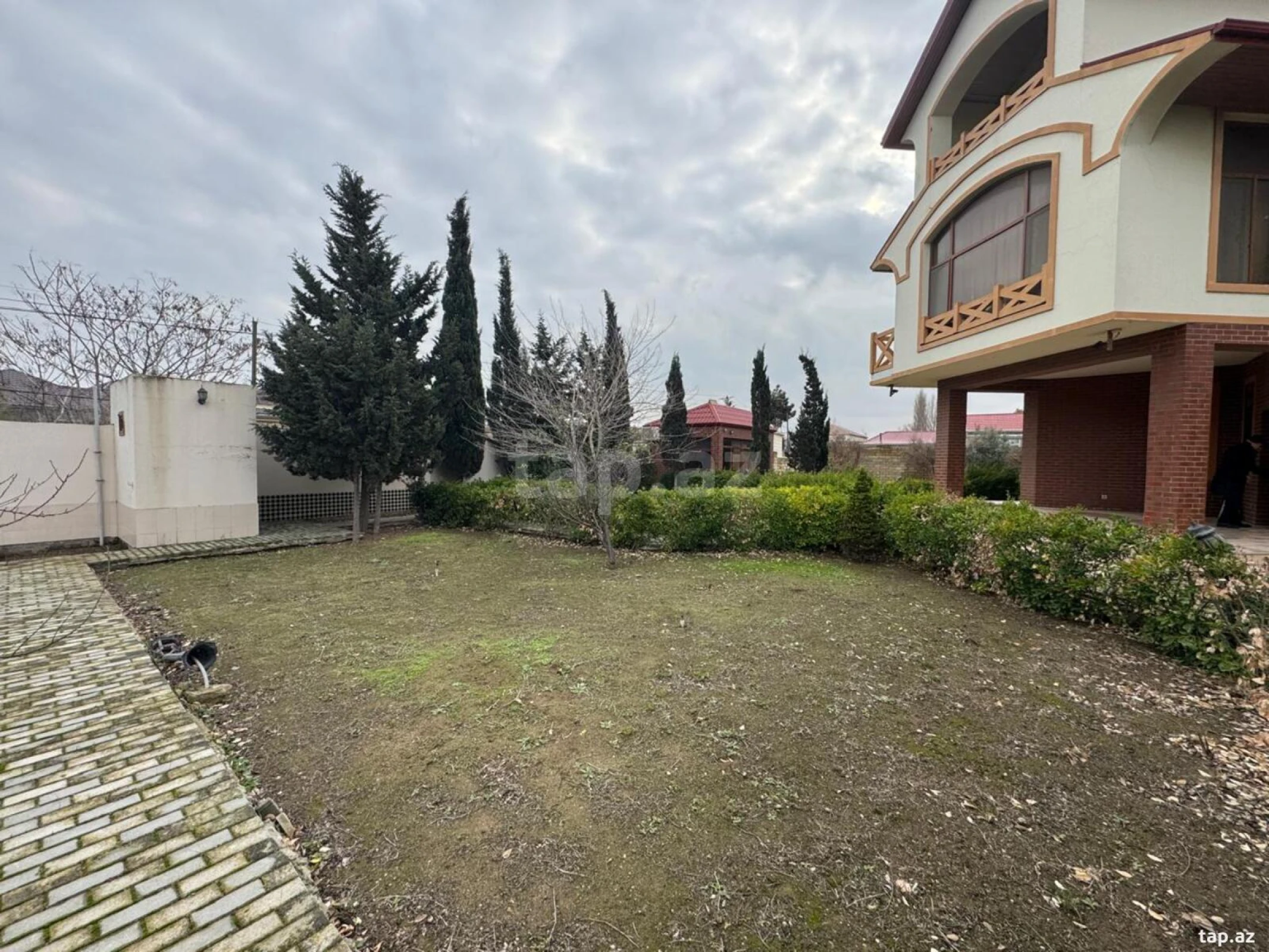 Satılır 7 otaqlı həyət evi 350 m²