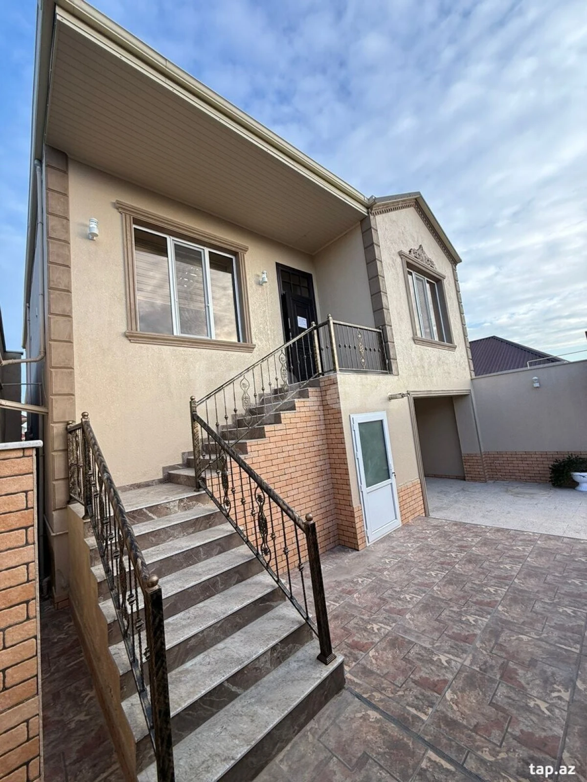 Satılır 6 otaqlı həyət evi