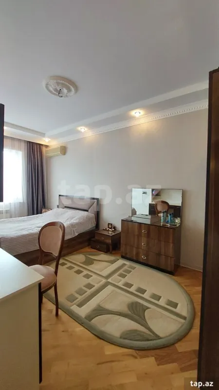 Satılır 8 otaqlı həyət evi