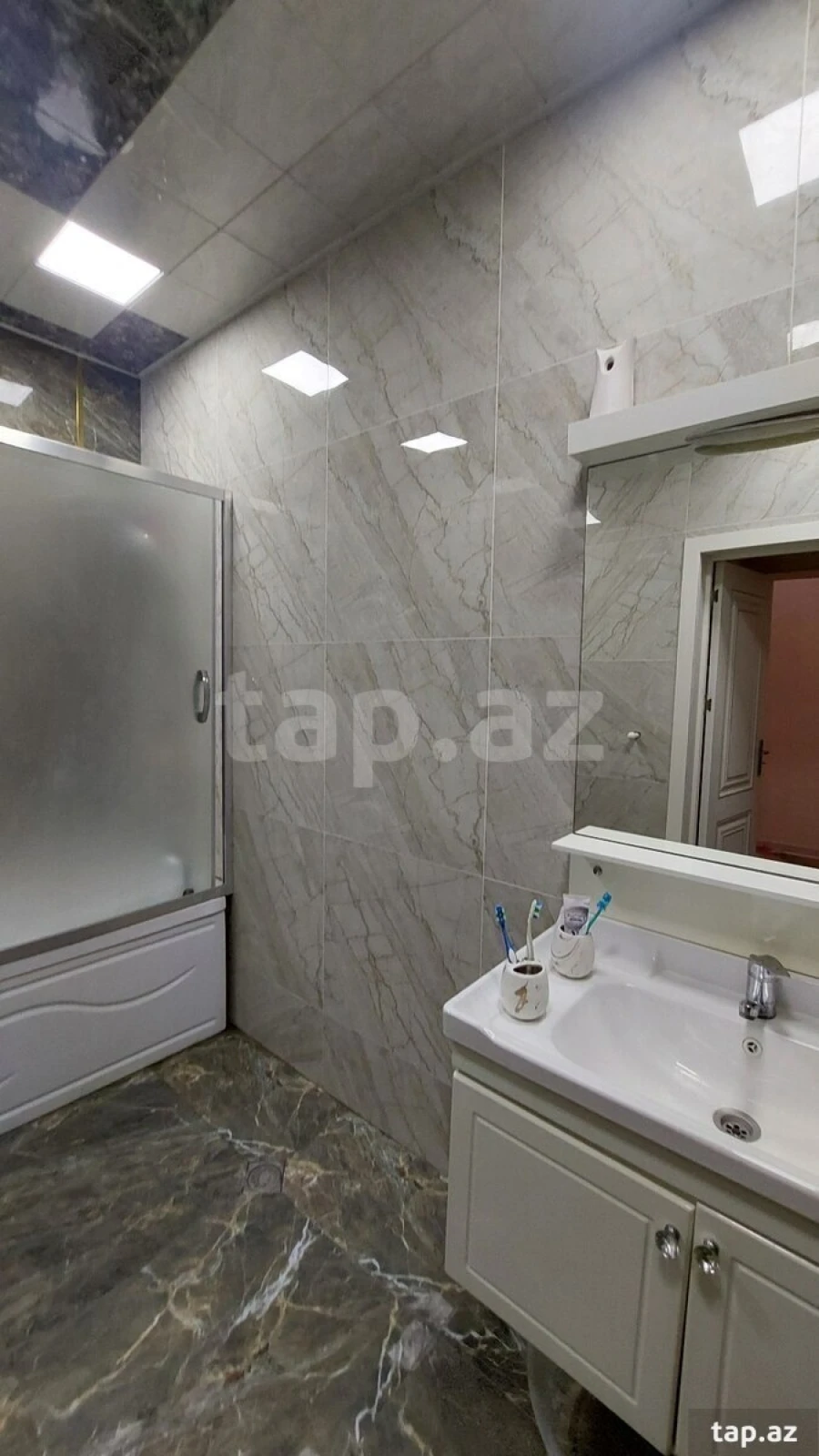 Satılır 8 otaqlı həyət evi