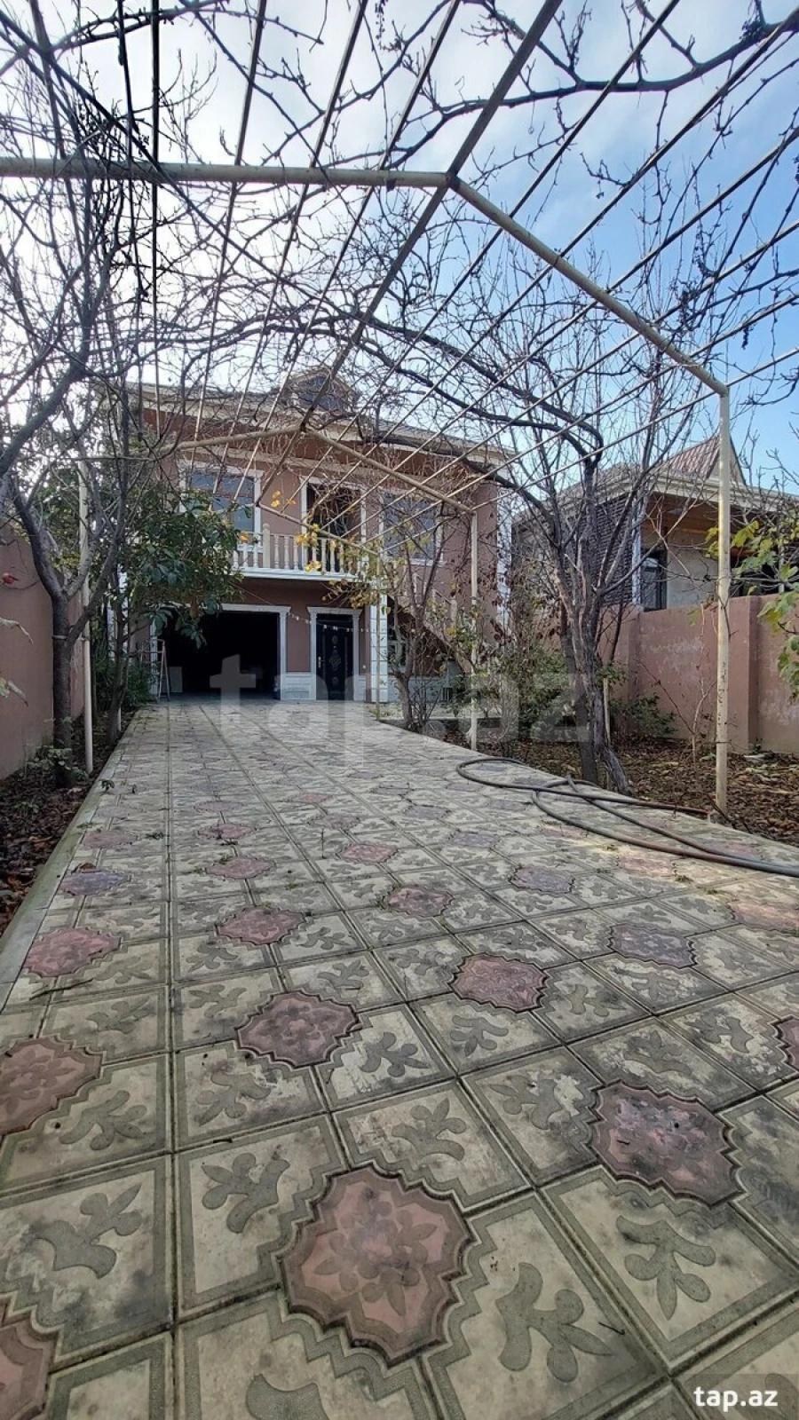 Satılır 8 otaqlı həyət evi