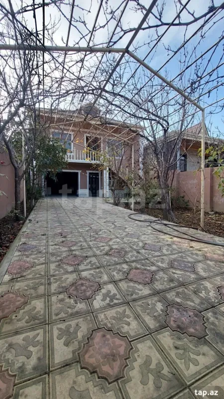 Satılır 8 otaqlı həyət evi
