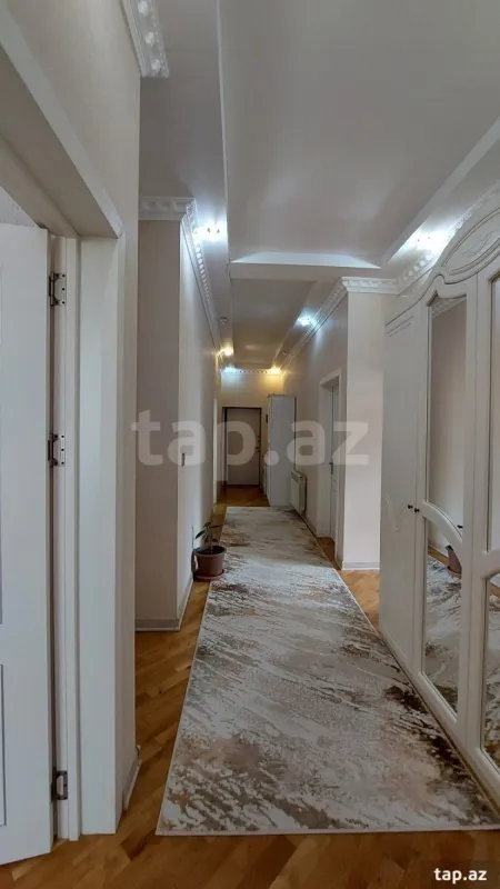 Satılır 8 otaqlı həyət evi