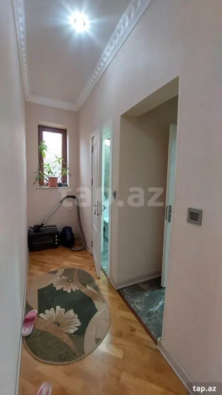 Satılır 8 otaqlı həyət evi