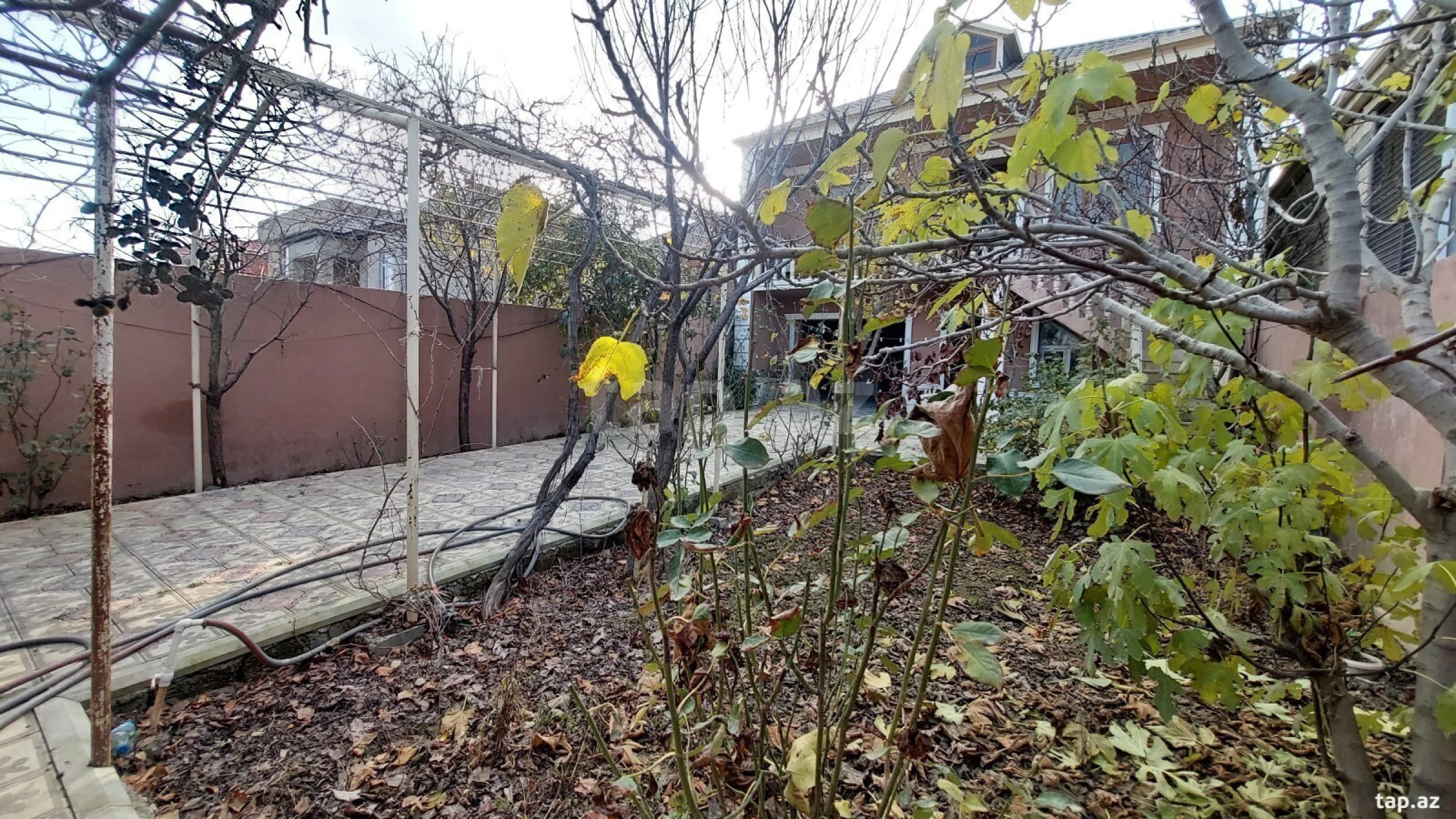 Satılır 8 otaqlı həyət evi