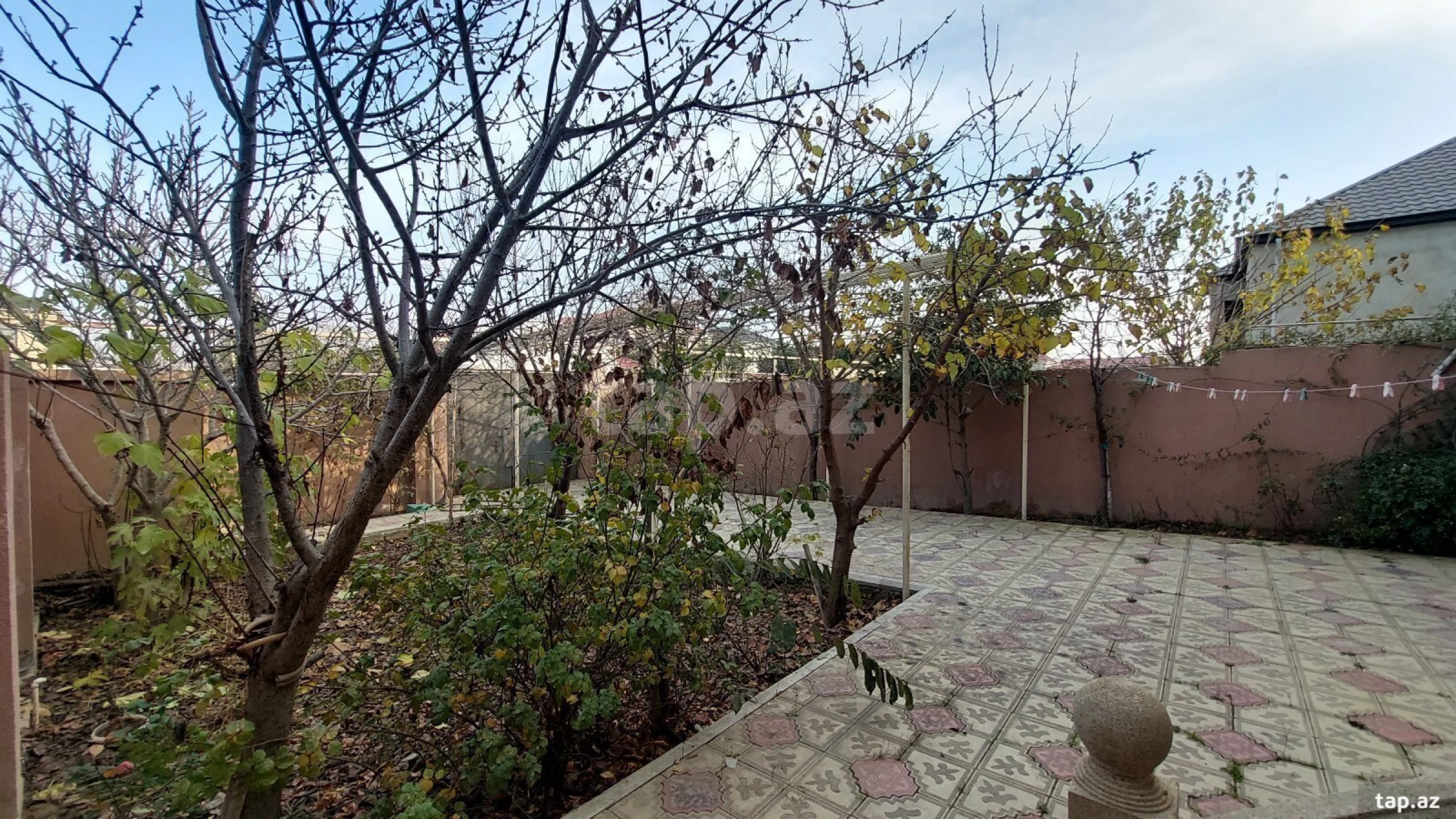 Satılır 8 otaqlı həyət evi