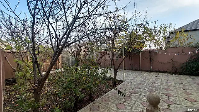 Satılır 8 otaqlı həyət evi