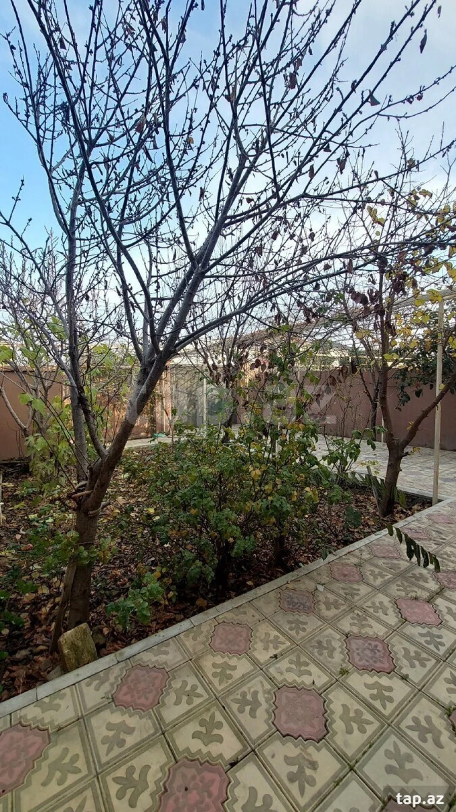 Satılır 8 otaqlı həyət evi