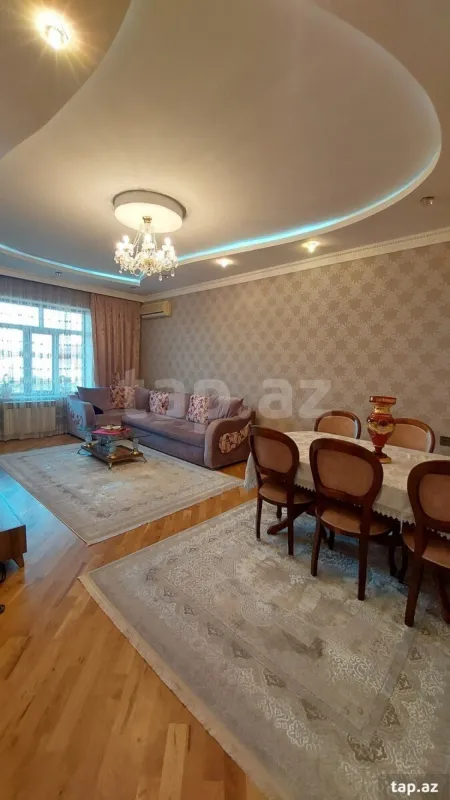 Satılır 8 otaqlı həyət evi