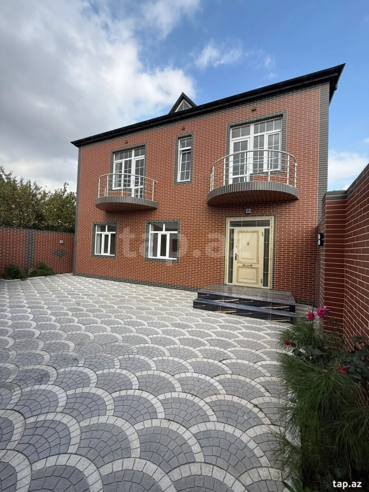 Satılır 7 otaqlı həyət evi