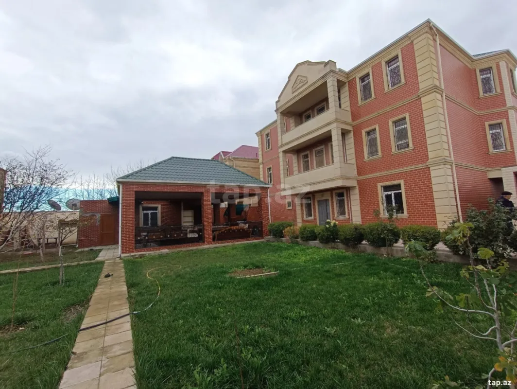 Satılır 7 otaqlı həyət evi