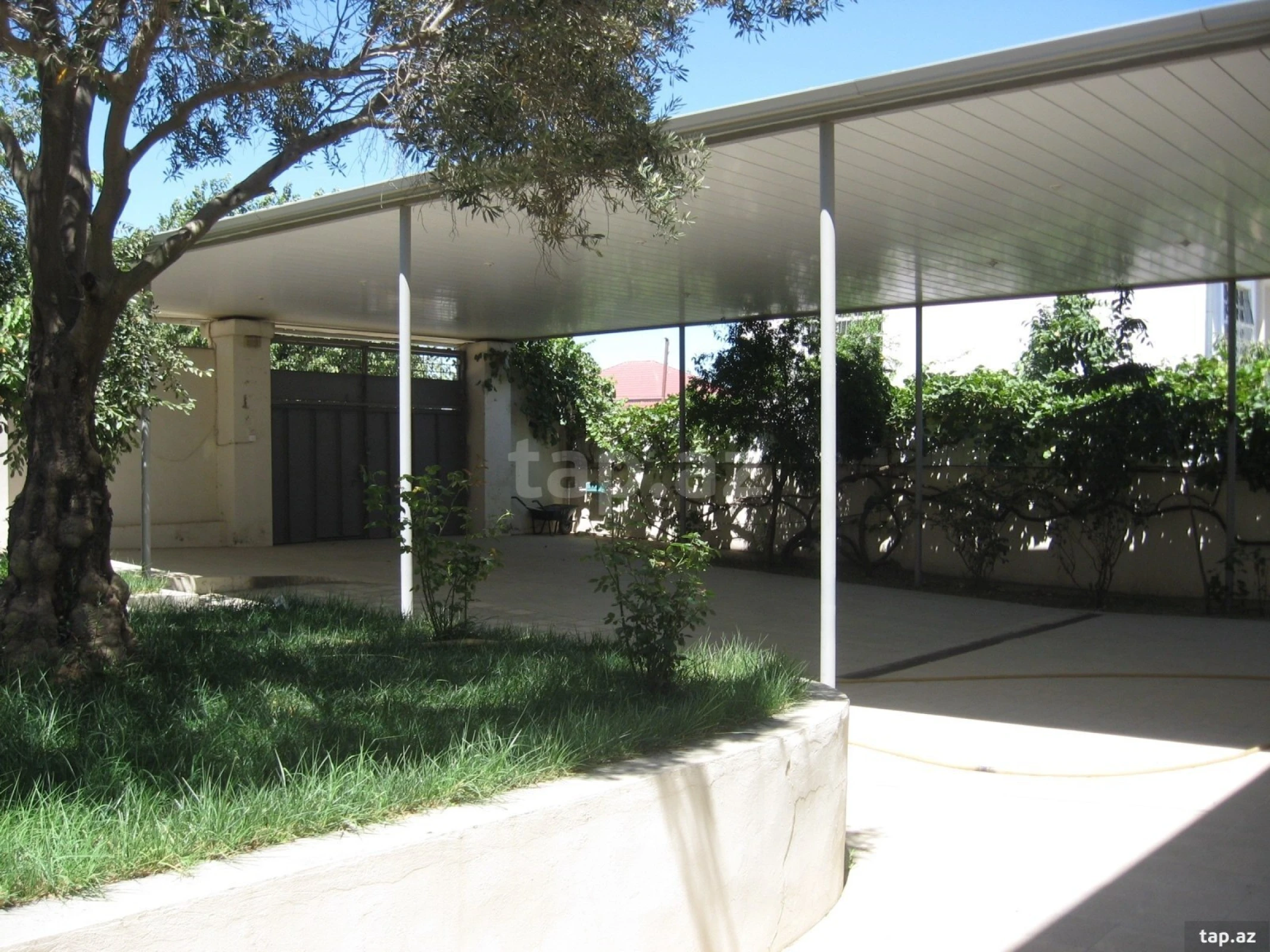 Satılır 6 otaqlı həyət evi