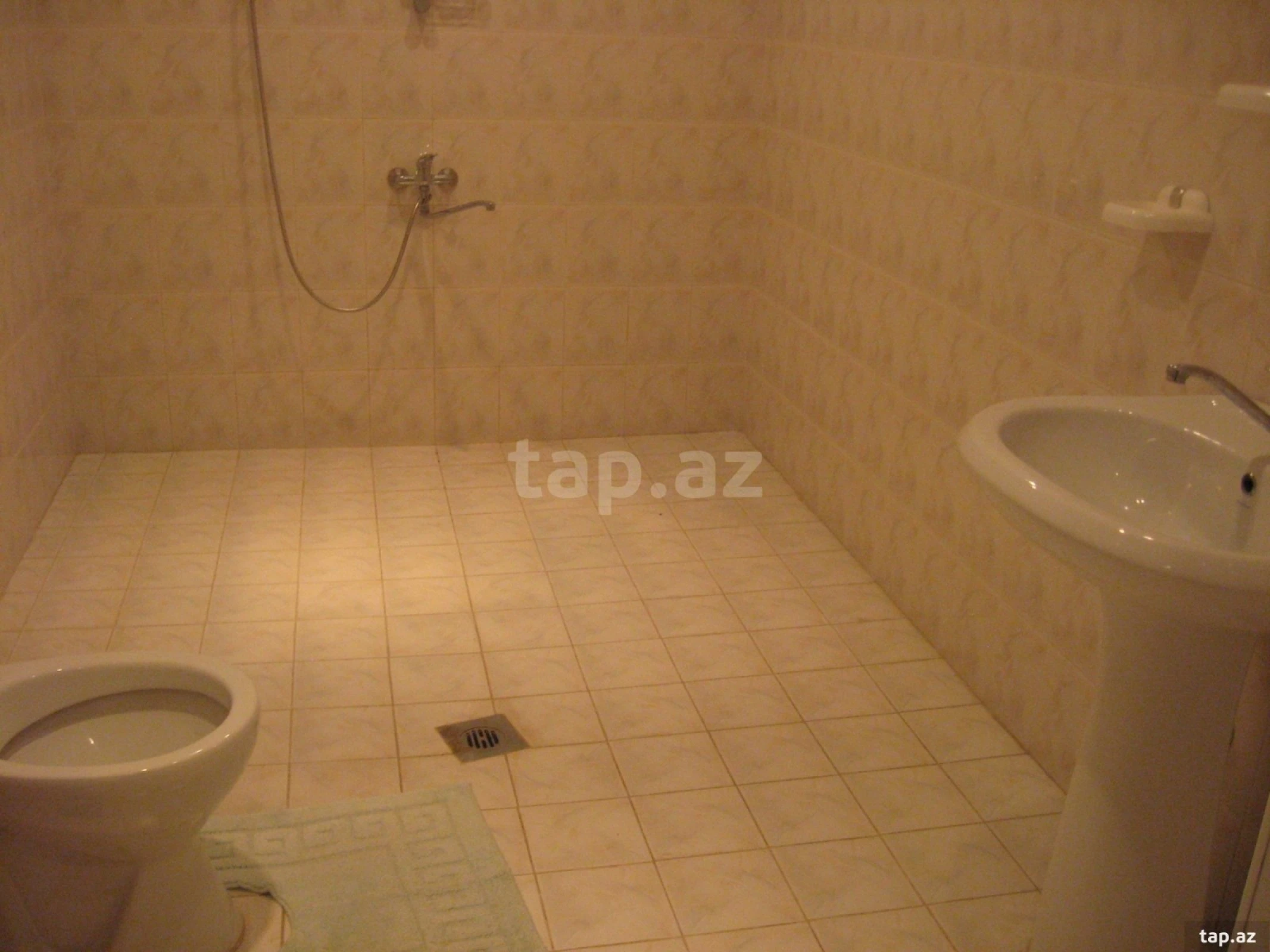 Satılır 6 otaqlı həyət evi