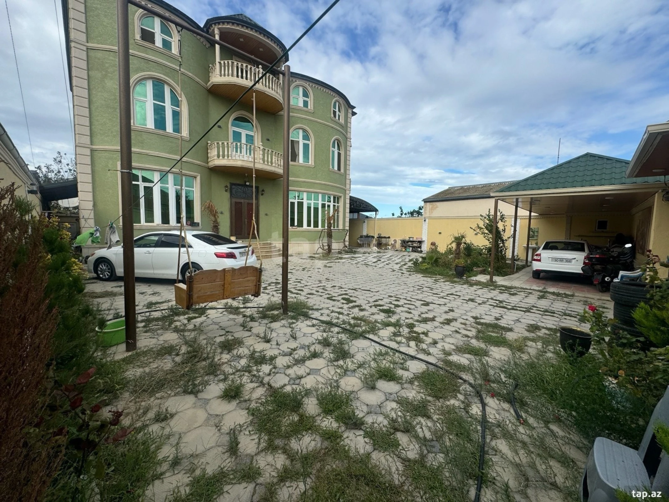 Satılır 6 otaqlı həyət evi