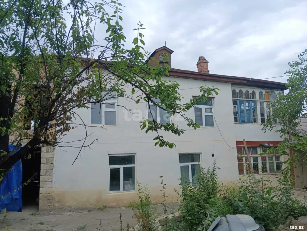 Satılır 8 otaqlı həyət evi