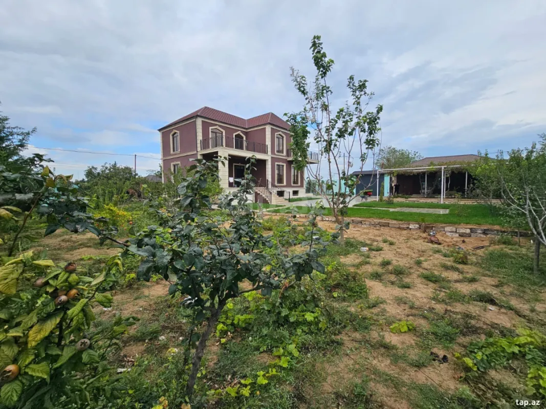 Satılır 11 otaqlı həyət evi